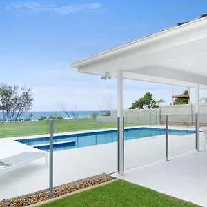 Holiday home Sentosa On Tugun - Beachfront 5 Bedroom Gold Coast